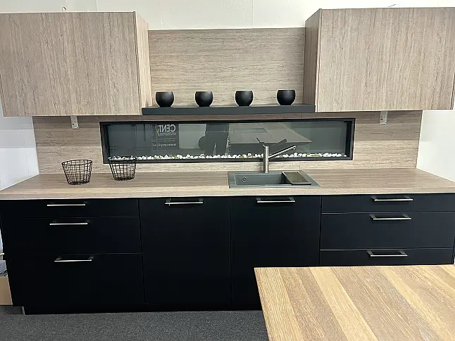 modernes Disign mit Pocket Door uns Kochinsel mit Massivholz