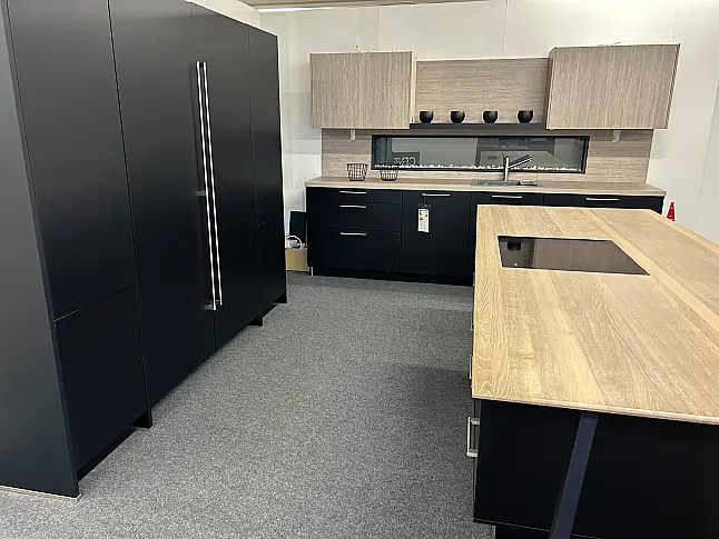 modernes Disign mit Pocket Door uns Kochinsel mit Massivholz