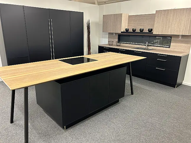 modernes Disign mit Pocket Door uns Kochinsel mit Massivholz