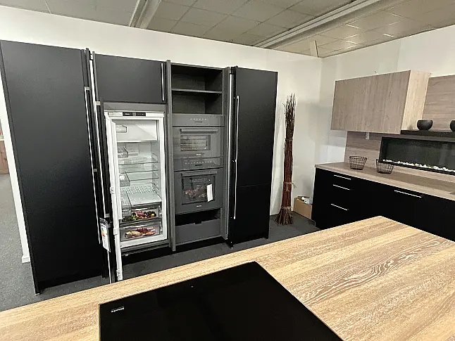 modernes Disign mit Pocket Door uns Kochinsel mit Massivholz