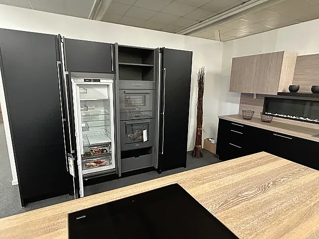 modernes Disign mit Pocket Door uns Kochinsel mit Massivholz