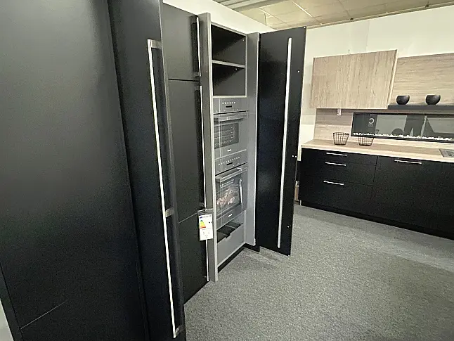 modernes Disign mit Pocket Door uns Kochinsel mit Massivholz