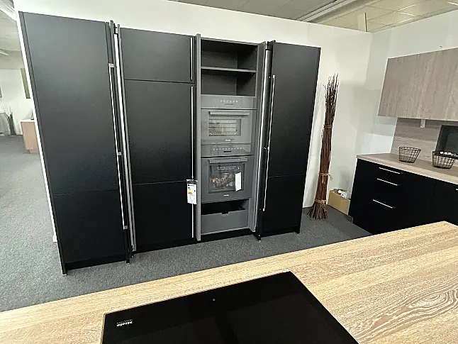 modernes Disign mit Pocket Door uns Kochinsel mit Massivholz