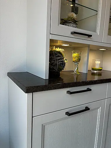 Vitrinenschrank im Landhausstil