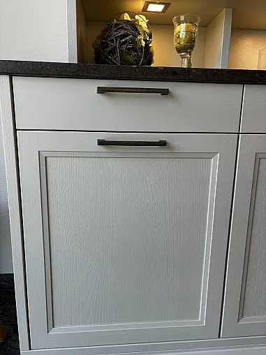 Vitrinenschrank im Landhausstil