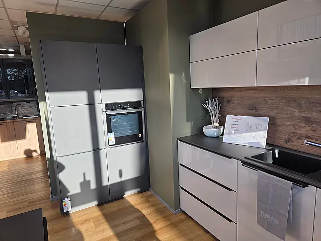 Stylische Küche in Platingrau mit schwarzer Griffleiste, Deckenhause und hochwertigen MIELE Geräten