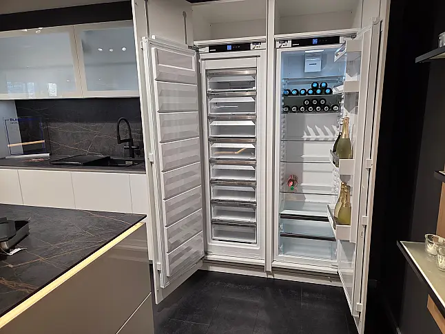 Kristallweiße Küche Hochglänzend, grifflos mit Arbeitspall aus Keramik inkl. 2 Dampf-Backofen, Backofen, Kaffeeautomat