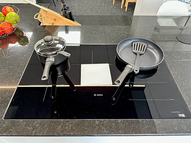 Moderne Musterküche mit Granit  Nochmals im Preis gesenkt von 23,350,00 auf 17.325,00
