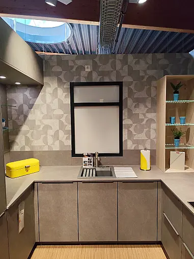 Betonoptik Küche in Grau matt U-Form moderne Einbauküche mit Griffleisten und Miele E-Geräten modern ausgestattet