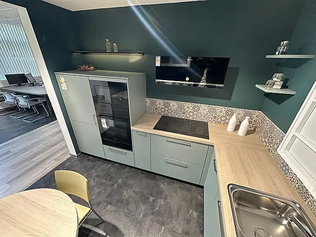 Moderne Küche in Eukalyptus Mattlack mit Edelstahl-Stangengriff und Mikrowelle sowie Backofen/W
