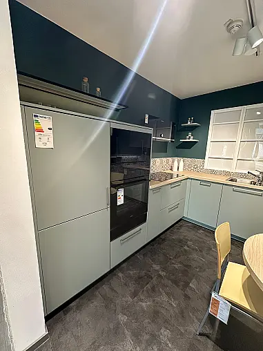 Moderne Küche in Eukalyptus Mattlack mit Edelstahl-Stangengriff und Mikrowelle sowie Backofen/W