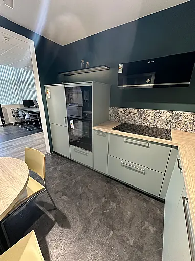 Moderne Küche in Eukalyptus Mattlack mit Edelstahl-Stangengriff und Mikrowelle sowie Backofen/W