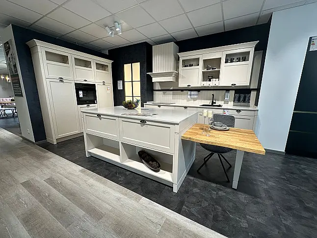 Helle geräumige Küche im Landhausstil mit Tisch von Wagner &amp; Schönherr /W