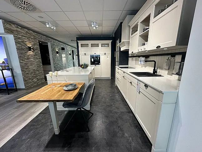 Helle geräumige Küche im Landhausstil mit Tisch von Wagner &amp; Schönherr /W