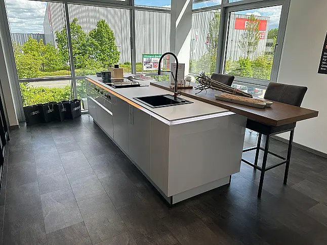Stylische Küche in Hochglanz Arcticweiß mit Weinklimaschrank und Vitrinenschrank/W - Stark reduziert - Wir brauchen Platz!