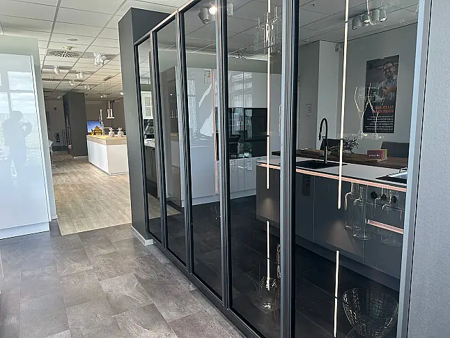Stylische Küche in Hochglanz Arcticweiß mit Weinklimaschrank und Vitrinenschrank/W - Stark reduziert - Wir brauchen Platz!