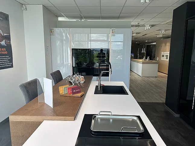 Stylische Küche in Hochglanz Arcticweiß mit Weinklimaschrank und Vitrinenschrank/W - Stark reduziert - Wir brauchen Platz!