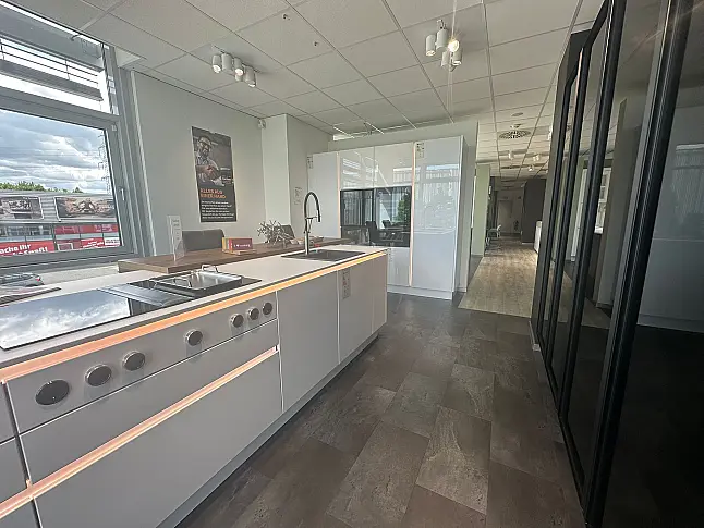 Stylische Küche in Hochglanz Arcticweiß mit Weinklimaschrank und Vitrinenschrank/W - Stark reduziert - Wir brauchen Platz!