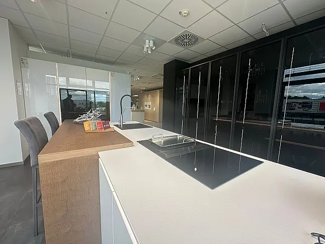 Stylische Küche in Hochglanz Arcticweiß mit Weinklimaschrank und Vitrinenschrank/W - Stark reduziert - Wir brauchen Platz!