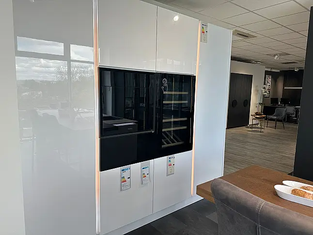 Stylische Küche in Hochglanz Arcticweiß mit Weinklimaschrank und Vitrinenschrank/W - Stark reduziert - Wir brauchen Platz!