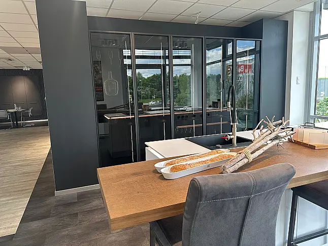 Stylische Küche in Hochglanz Arcticweiß mit Weinklimaschrank und Vitrinenschrank/W - Stark reduziert - Wir brauchen Platz!