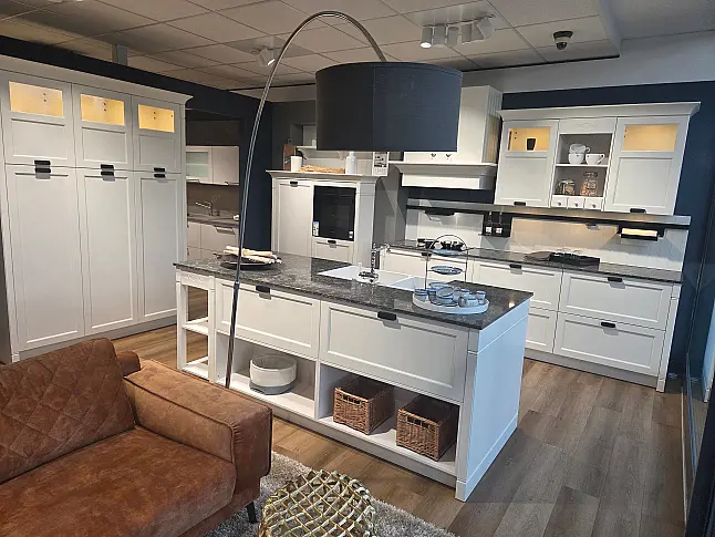 Helle Küche im frischen Landhausstil mit Dampfbackofen