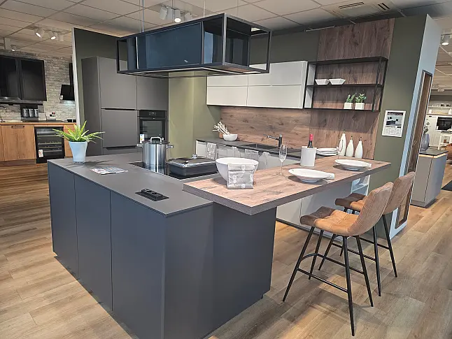 Stylische Küche in Platingrau mit schwarzer Griffleiste, Deckenhause und hochwertigen MIELE Geräten
