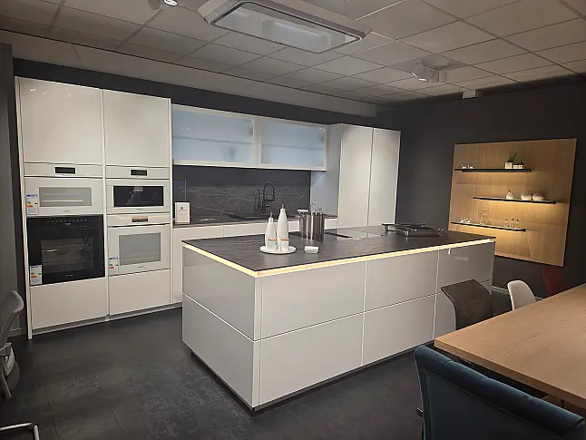 Kristallweiße Küche Hochglänzend, grifflos mit Arbeitspall aus Keramik inkl. 2 Dampf-Backofen, Backofen, Kaffeeautomat