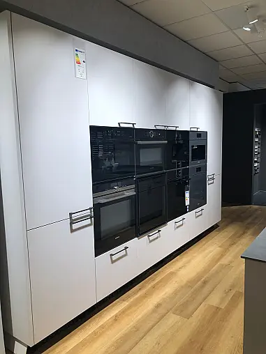Schlichte Küche in Satin - Lacklaminat mit Grey Armani Arbeitsplatte 20mm von Jetstone und Tresen von Wagner &amp; Schönherr