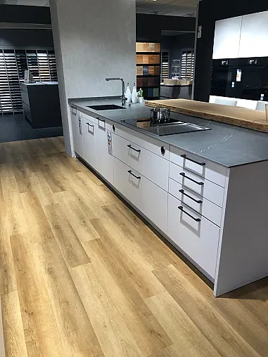 Schlichte Küche in Satin - Lacklaminat mit Grey Armani Arbeitsplatte 20mm von Jetstone und Tresen von Wagner &amp; Schönherr