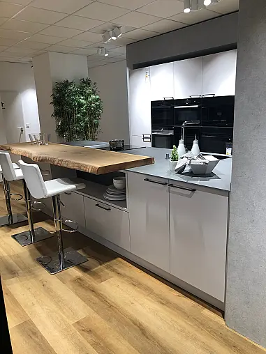 Schlichte Küche in Satin - Lacklaminat mit Grey Armani Arbeitsplatte 20mm von Jetstone und Tresen von Wagner &amp; Schönherr