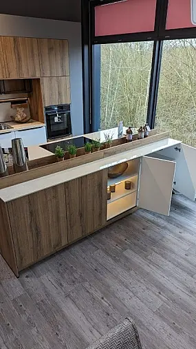 Schicke Küche Alteiche Cognac mit weiß kombiniert, hochwertige Neff Elektrogeräte und Quarzsteinarbeitsplatten ohne Quooker