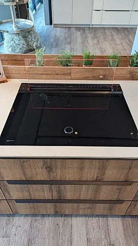 Schicke Küche Alteiche Cognac mit weiß kombiniert, hochwertige Neff Elektrogeräte und Quarzsteinarbeitsplatten ohne Quooker