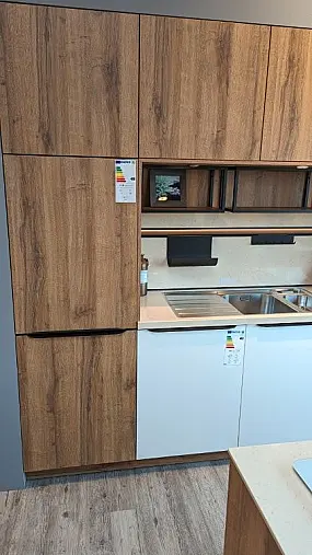Schicke Küche Alteiche Cognac mit weiß kombiniert, hochwertige Neff Elektrogeräte und Quarzsteinarbeitsplatten ohne Quooker