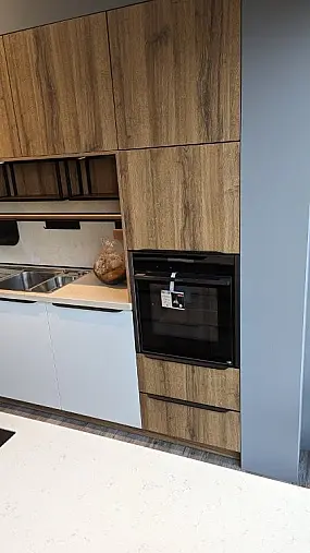 Schicke Küche Alteiche Cognac mit weiß kombiniert, hochwertige Neff Elektrogeräte und Quarzsteinarbeitsplatten ohne Quooker