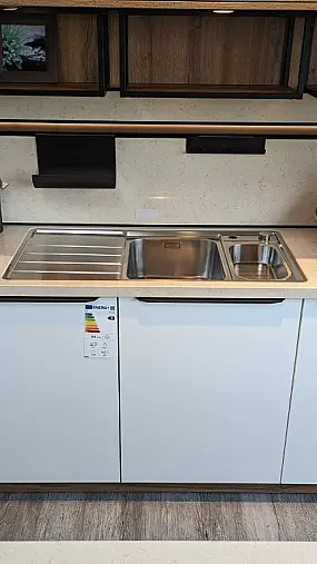 Schicke Küche Alteiche Cognac mit weiß kombiniert, hochwertige Neff Elektrogeräte und Quarzsteinarbeitsplatten ohne Quooker