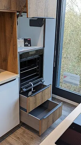 Schicke Küche Alteiche Cognac mit weiß kombiniert, hochwertige Neff Elektrogeräte und Quarzsteinarbeitsplatten ohne Quooker