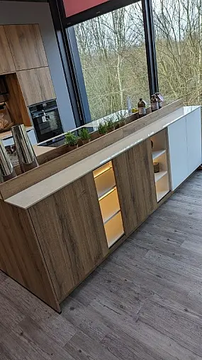 Schicke Küche Alteiche Cognac mit weiß kombiniert, hochwertige Neff Elektrogeräte und Quarzsteinarbeitsplatten ohne Quooker