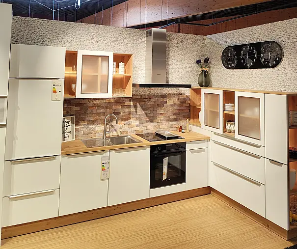Weiße Küche mit Holz Arbeitsplatte Wildeiche Natur NB, moderne L-Küche mit E-Geräten inkl. Geschirrspüler