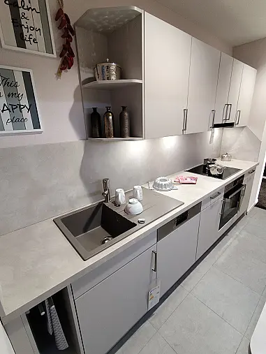 Schmale Küche mit Essplatz Sandgrau matt zeitlos und modern, platzsparende Lösung für kleine Küchenräume inkl. E-Geräten komplett