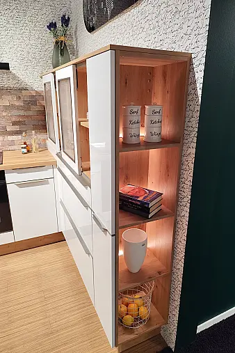 Weiße Küche mit Holz Arbeitsplatte Wildeiche Natur NB, moderne L-Küche mit E-Geräten inkl. Geschirrspüler