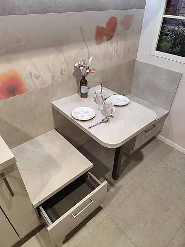 Schmale Küche mit Essplatz Sandgrau matt zeitlos und modern, platzsparende Lösung für kleine Küchenräume inkl. E-Geräten komplett