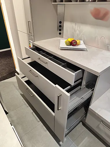 Schmale Küche mit Essplatz Sandgrau matt zeitlos und modern, platzsparende Lösung für kleine Küchenräume inkl. E-Geräten komplett