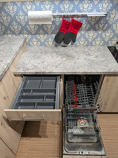 Moderne Holzoptik Küche gemütlich L-Form mit E-Geräten und vielen Extras, u.a. Relingsystem, Handtuchhalter, Mülltrennsystem