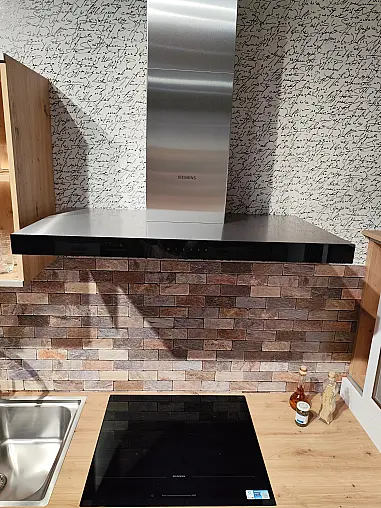 Weiße Küche mit Holz Arbeitsplatte Wildeiche Natur NB, moderne L-Küche mit E-Geräten inkl. Geschirrspüler