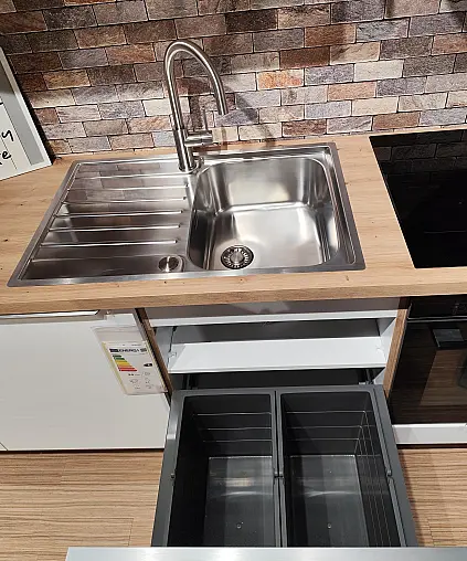 Weiße Küche mit Holz Arbeitsplatte Wildeiche Natur NB, moderne L-Küche mit E-Geräten inkl. Geschirrspüler