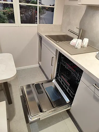 Schmale Küche mit Essplatz Sandgrau matt zeitlos und modern, platzsparende Lösung für kleine Küchenräume inkl. E-Geräten komplett