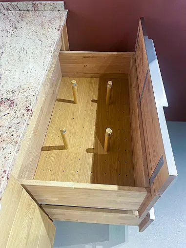 Küchenzeile mit Kochinsel und Tresen