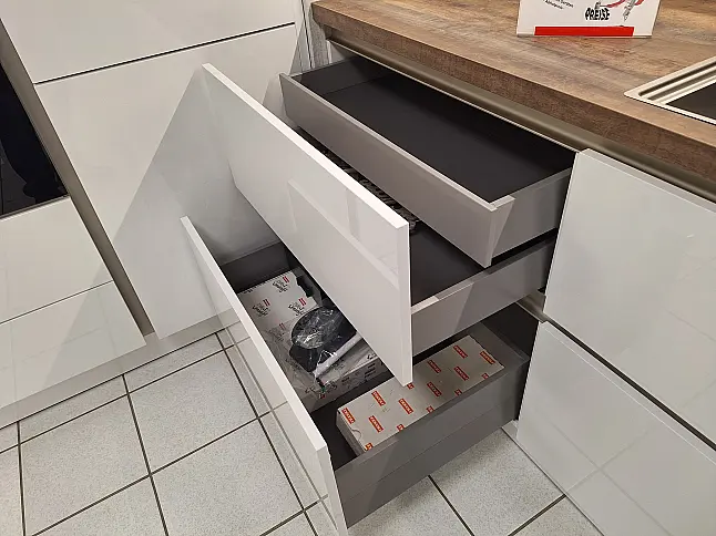 Hochglanz-Küche in Schwarz-Weiß