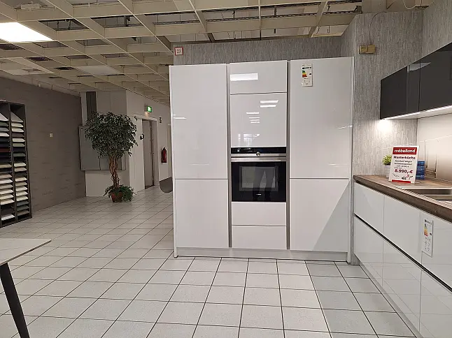 Hochglanz-Küche in Schwarz-Weiß